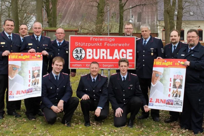 Kreisbrandmeister J Waten ganz links Ralf Heykants daneben mit dem Vorstand der FF BURLAGE